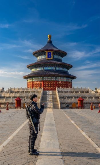 foto de un turista con fondo de un palacio en Beijín china