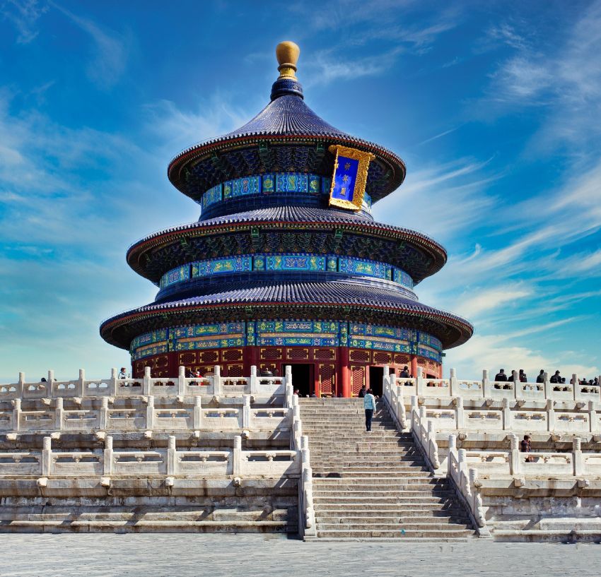 Foto jonleong templo chino con escaleras al frente y fondo de cielo azul