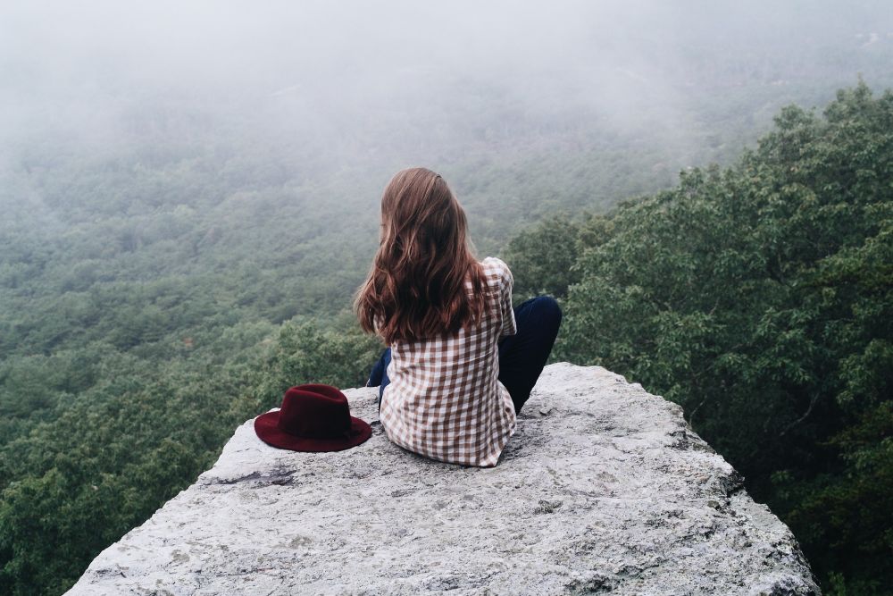 mujer de espaldas en una montaña